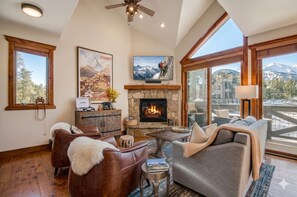 TV, fireplace, books, stereo - Ski/bike‑in/out • hot tub • mid‑mountain retreat (Breckenridge)