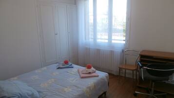Iron/ironing board, Internet, bed sheets