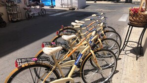 A row of bicycles parked on a sidewalk. - Le Dimore - Suite Levante (Gallipoli)