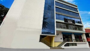 Un edificio moderno con un letrero que dice 'Collecta'.