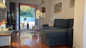 Smart TV, books - Welcoming 3-bedroom villa Marko in Brštanovo (Brštanovo)