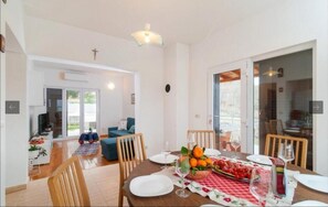 Dining - Welcoming 3-bedroom villa Marko in Brštanovo (Brštanovo)