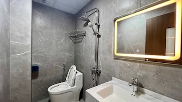 Een douche, een bubbelbad, een haardroger, een bidet