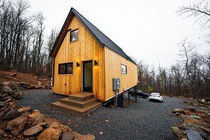 Exterior - Getaway Cabin Retreat in Shenandoah Valley - Hot Tub, Sauna, Cold Plunge (Shenandoah Farms)