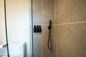 Shower, hair dryer, towels, soap - Getaway Cabin Retreat in Shenandoah Valley - Hot Tub, Sauna, Cold Plunge (Shenandoah Farms)