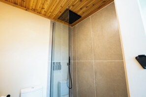 Shower, hair dryer, towels, soap - Getaway Cabin Retreat in Shenandoah Valley - Hot Tub, Sauna, Cold Plunge (Shenandoah Farms)