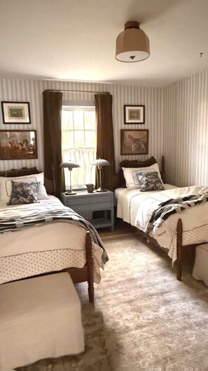 Room - Cozy 4-bedroom cottage + tiny house in walkable to downtown Franklin with sauna (Franklin)