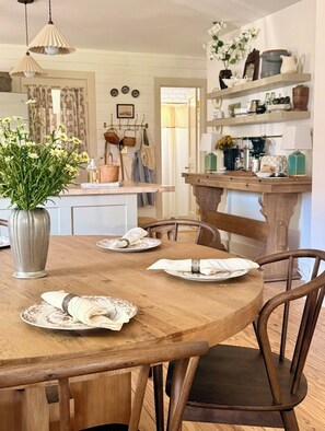 Dining - Cozy 4-bedroom cottage + tiny house in walkable to downtown Franklin with sauna (Franklin)