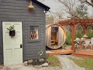 Outdoor dining - Cozy 4-bedroom cottage + tiny house in walkable to downtown Franklin with sauna (Franklin)