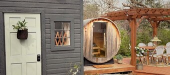 Cozy 4-bedroom cottage + tiny house in walkable to downtown Franklin with sauna