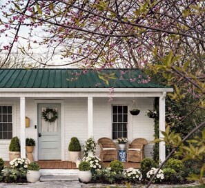 Exterior - Cozy 4-bedroom cottage + tiny house in walkable to downtown Franklin with sauna (Franklin)