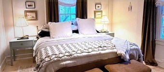 Cozy 4-bedroom cottage + tiny house in walkable to downtown Franklin with sauna