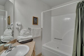 Séchoir à cheveux, serviettes fournies, savon, shampooing
