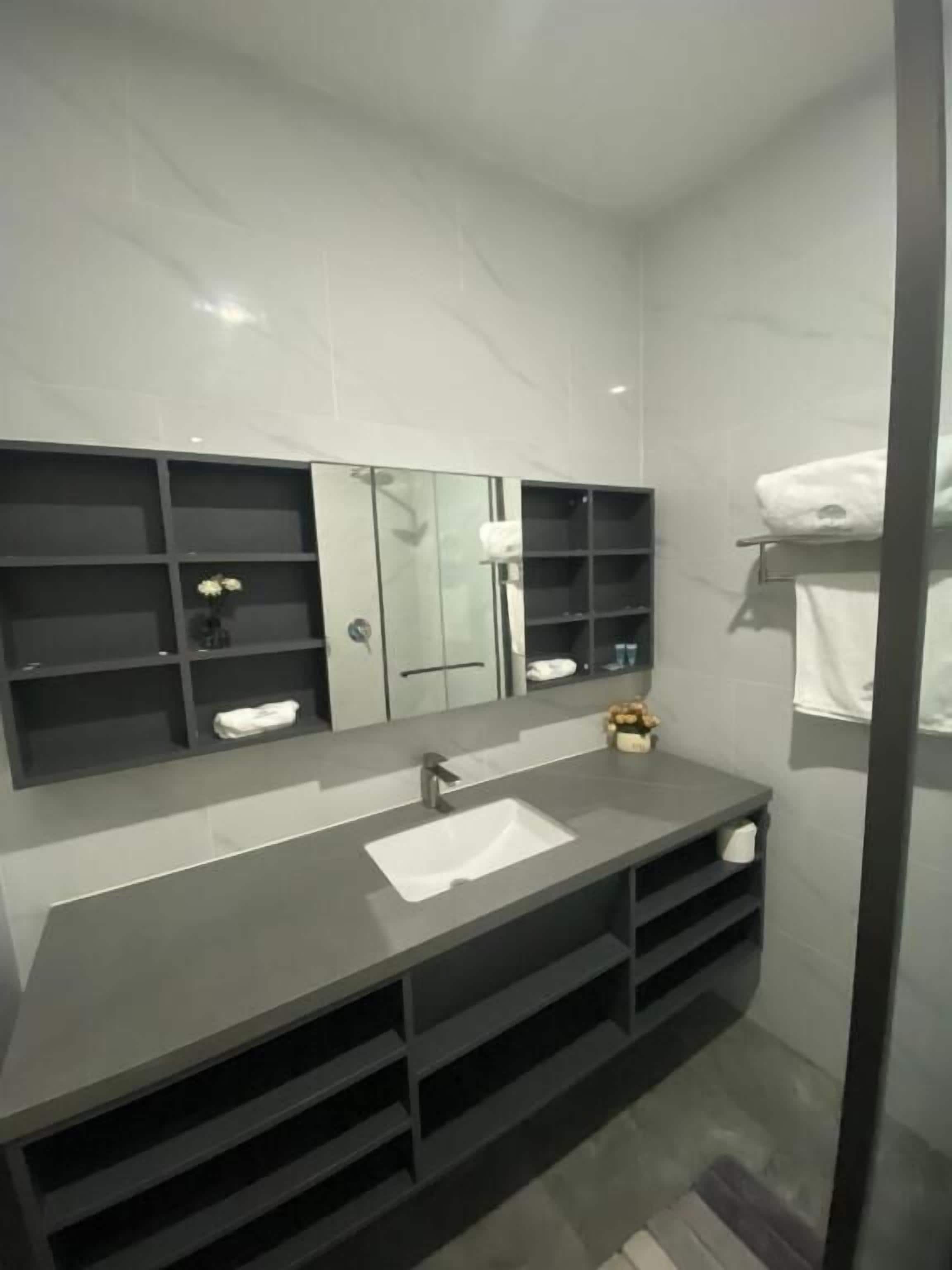 Habitación triple, balcón | Baño