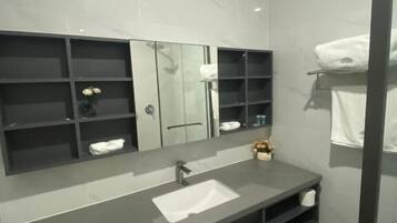 Habitación triple, balcón | Baño