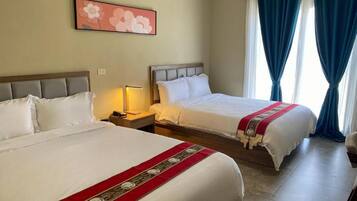 Habitación con 2 camas individuales, 2 camas Queen size, balcón