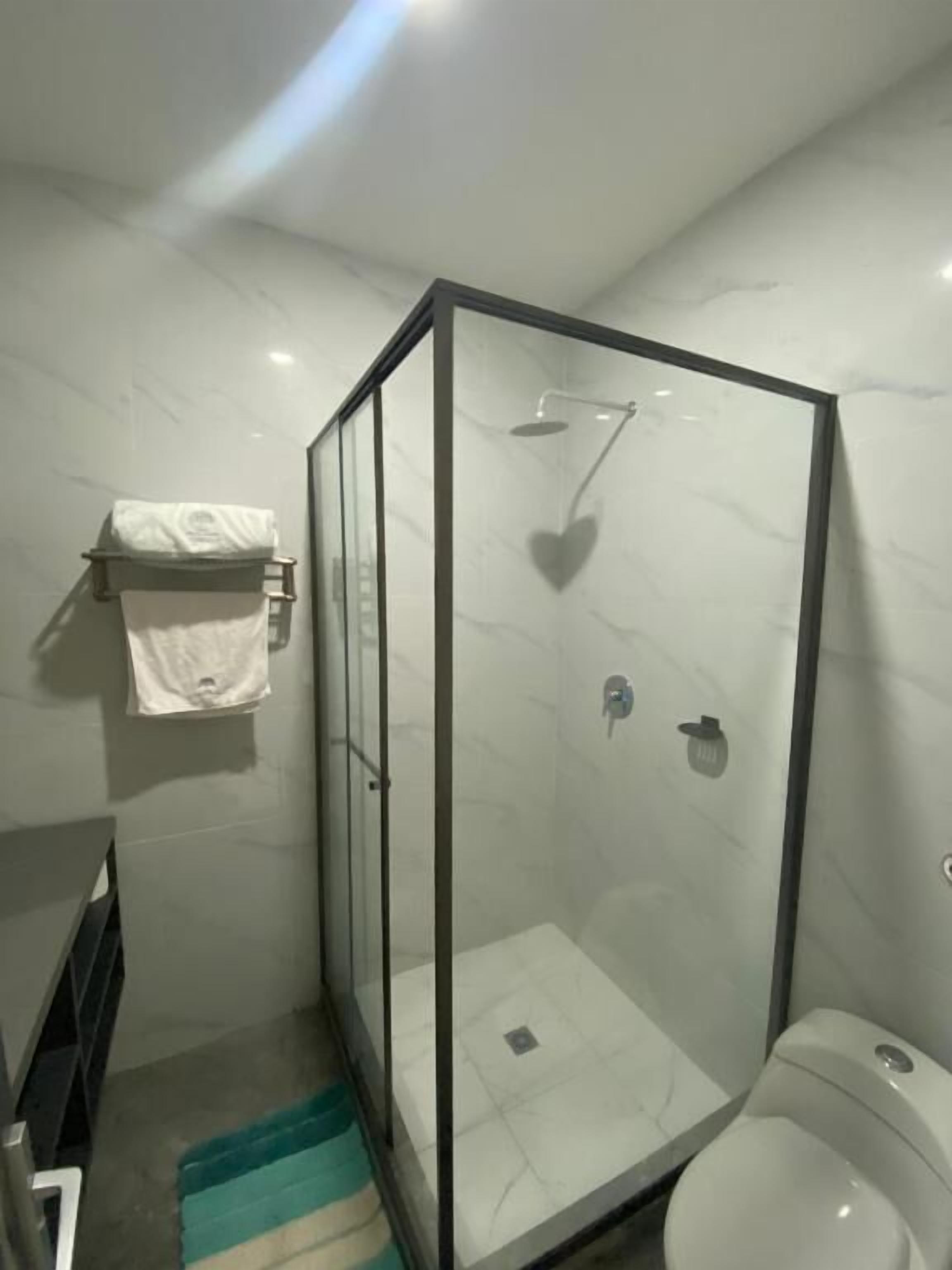 Camera doppia, balcone | Bagno | Doccia, set di cortesia gratuito, asciugacapelli, asciugamani