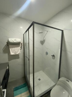 Habitación doble, balcón | Baño | Regadera, amenidades de baño gratuitas, secadora de cabello, toallas
