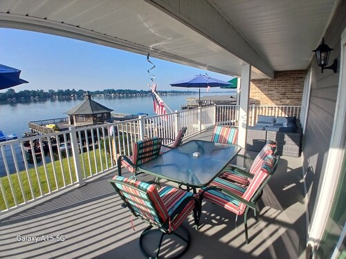 Beautiful 3-bedroom waterfront Lake House  in New Roads