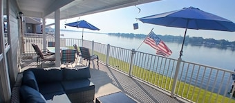 Beautiful False River 3BR Lake House, 1st & 2nd floor Living rooms & Balconies