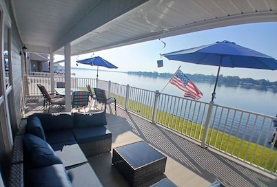 Beautiful False River 3BR Lake House, 1st & 2nd floor Living rooms & Balconies