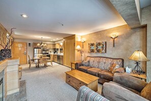 Living area - Big Sky Mountain Retreat | Ski-In/Ski-Out (Big Sky)