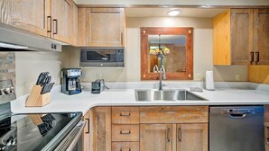 Coffee/tea maker, fridge, microwave, oven - Big Sky Mountain Retreat | Ski-In/Ski-Out (Big Sky)