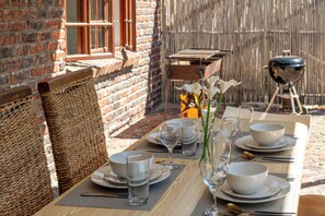 Outdoor dining - 3 Bedroom Family Home, Pool & Garden. Upper Constantia, Cape Town (Cape Town)