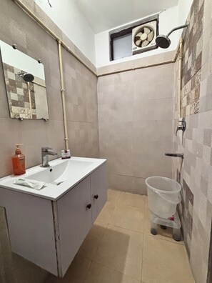 Bathroom - Beautiful 1-bedroom hotel with AC in peaceful Rishikesh (Rishikesh)