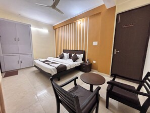 Room - Beautiful 1-bedroom hotel with AC in peaceful Rishikesh (Rishikesh)