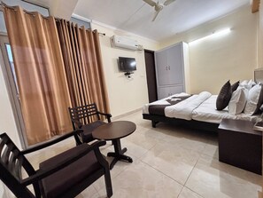 Room - Beautiful 1-bedroom hotel with AC in peaceful Rishikesh (Rishikesh)