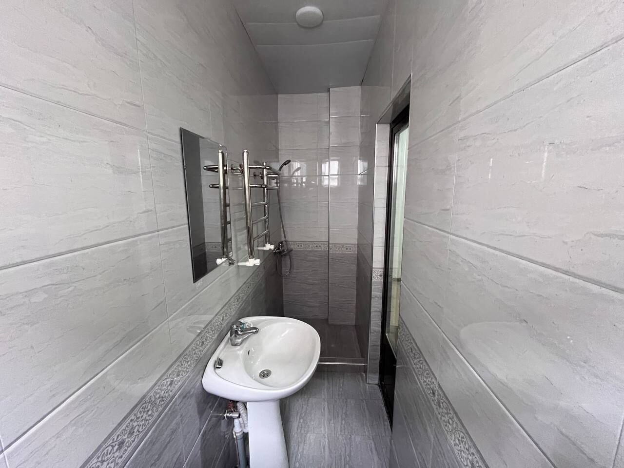 Comfort-Doppel- oder -Zweibettzimmer | Badezimmer | Dusche, Handtücher, Seife, Shampoo