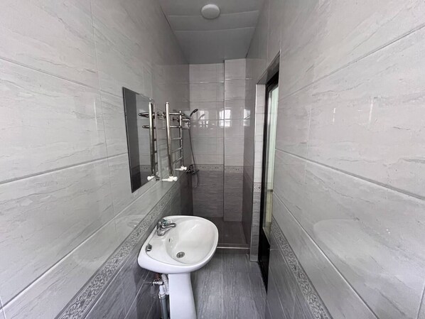 Comfort Double or Twin Room | Bathroom | Shower, towels, soap, shampoo - Tashkent Atlas  (Tashkent)