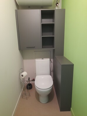 Shower, hair dryer, towels - T2 APARTMENT ON 1ST FLOOR 200 M FROM GRANDE PLAGE AND SHOPS (Saint-Cast-le-Guildo)