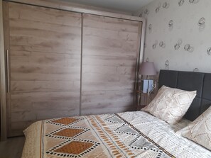 Een strijkplank/strijkijzer, wifi, beddengoed