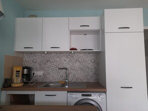 Private kitchen - T2 APARTMENT ON 1ST FLOOR 200 M FROM GRANDE PLAGE AND SHOPS (Saint-Cast-le-Guildo)