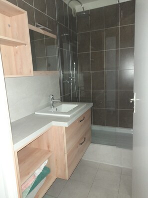 Bathroom - Vrbo Property (Saint-Cast-le-Guildo)