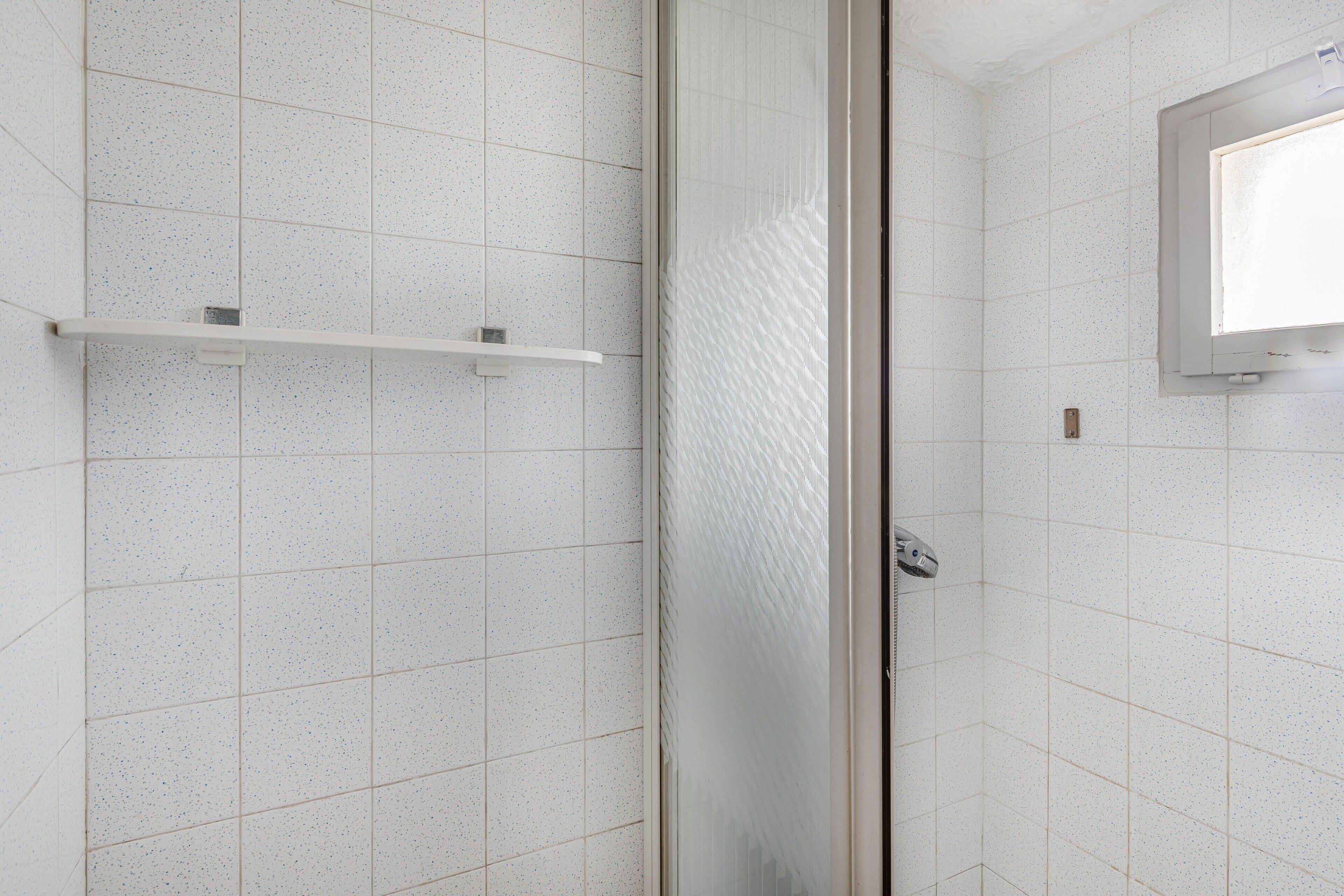 Een douche, handdoeken