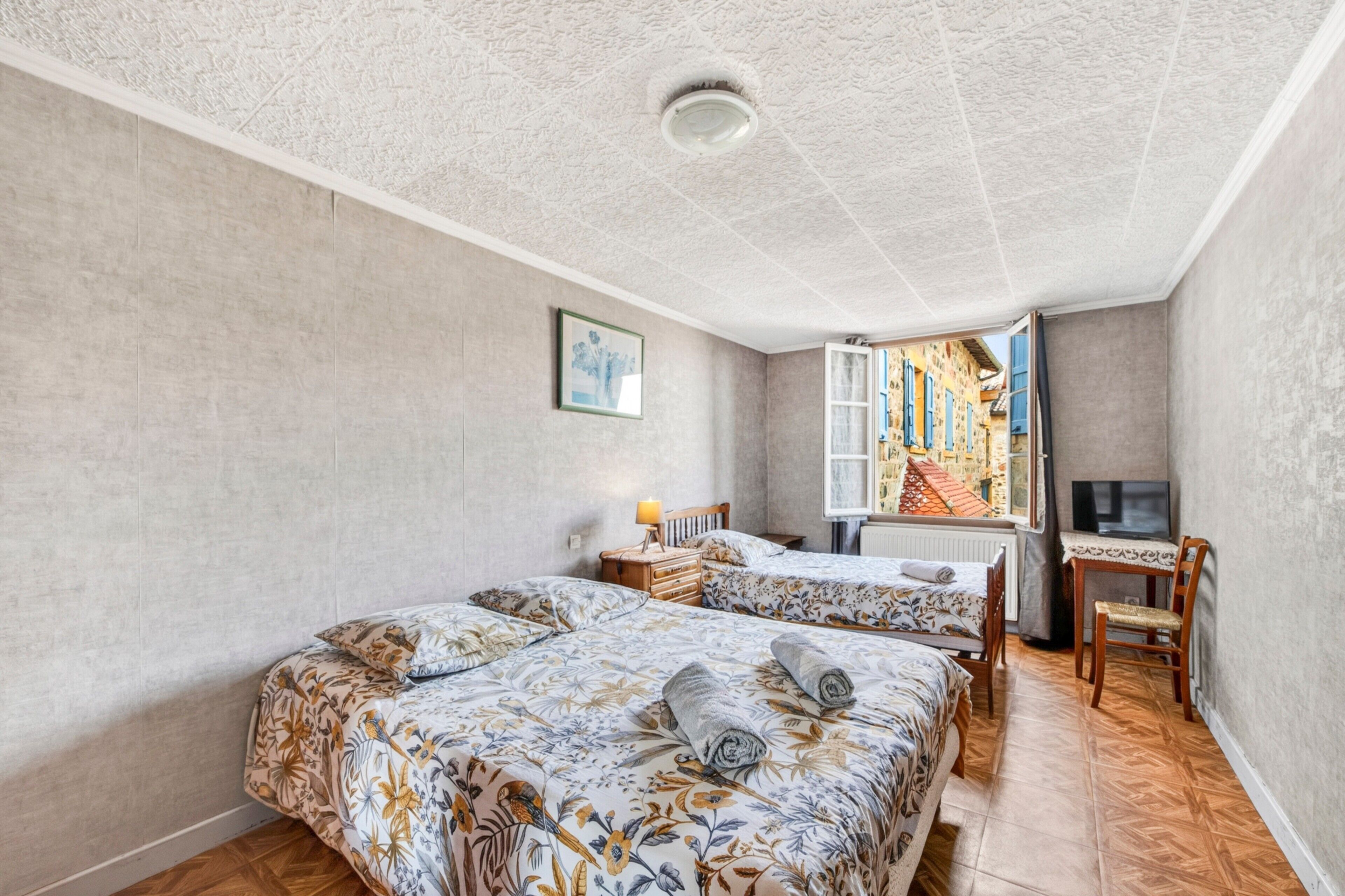 WiFi, bed sheets