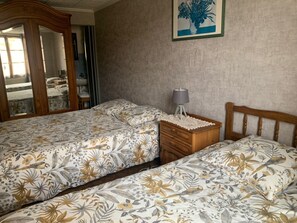 WiFi, bed sheets - Bed and Breakfast 'Chambre Verte' with Mountain View, Shared Terrace and Wi-Fi (Saint-Vérand)