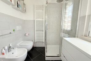 Shower, bidet, towels - SE226 - Senigallia, new three-room apartment with large garden (Senigallia)