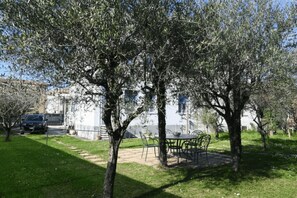 Outdoor dining - SE226 - Senigallia, new three-room apartment with large garden (Senigallia)