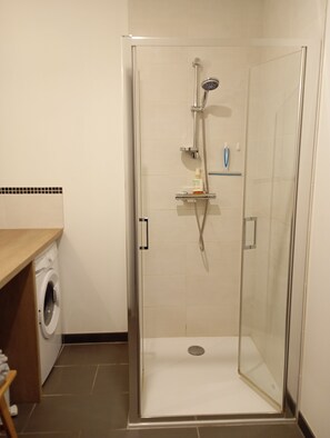 Bathroom - Vrbo Property (Saint-Michel-de-Plélan)