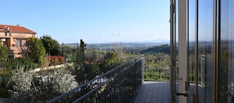 SE235 - Senigallia, large three-room apartment with furnished courtyard