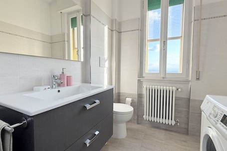 Shower, bidet, towels. SE235 - Senigallia, large three-room apartment with furnished courtyard