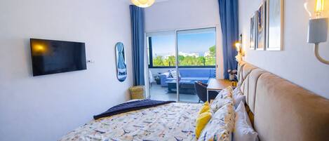 1 habitación, tabla de planchar con plancha y cuna de viaje