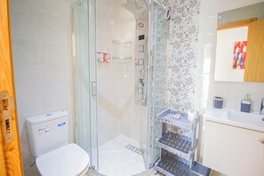 Shower, hair dryer, towels, soap - La Perle Dorée • Sea View Apartment in Resort • Pools Access (Asilah)