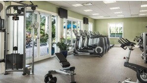 Una palestra con attrezzature cardio, macchinari per pesi e una panca.
