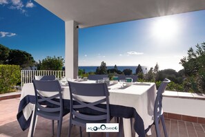 Outdoor dining - VILLA SOLELUNA (Geremeas)