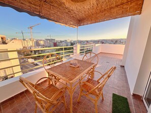 Outdoor dining - Luxury Apartment Sunset – Private Parking (Tanger)